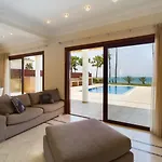 Amazing Frontline Willa Larnaca